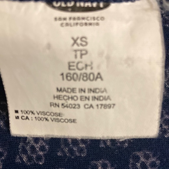 Old Navy Size XS blue & cream paisley printed blouse Made in India. 100% Viscose - Picture 6 of 12